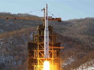 Triều Tiên phóng tên lửa tầm xa, sẵn sàng "đón" bão dư luận