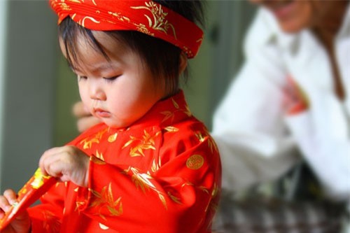 Dạy con nhận lì xì ngày Tết