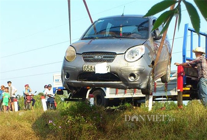 Mùng 1 Tết ô tô lao xuống ao, 3 người thoát chết