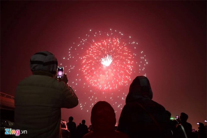 Ngắm màn bắn pháo hoa lung linh sắc màu mừng năm mới Bính Thân