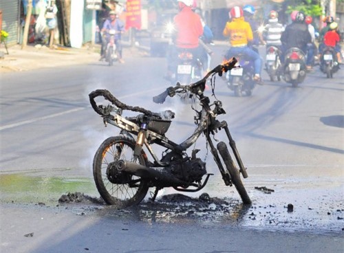 Xe máy bất ngờ bốc cháy dữ dội, chủ xe bỏ chạy thoát thân