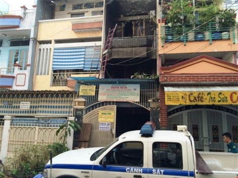 Giải cứu cụ bà 70 tuổi trong căn nhà cháy ngùn ngụt mùng 2 Tết