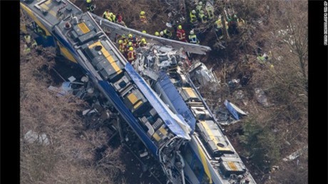 Hai tàu hỏa "đấu đầu" kinh hoàng ở Đức, ít nhất 159 người thương vong