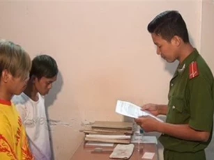 Mua 5 bịch pháo đốt đêm giao thừa, 4 đối tượng bị công an bắt