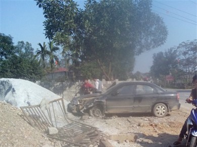 Xế hộp nát đầu sau khi tài xế rượu vào, lái xe ngày Tết