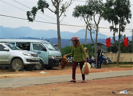 Nước mắt người thân trước cổng trại giam ngày giáp Tết