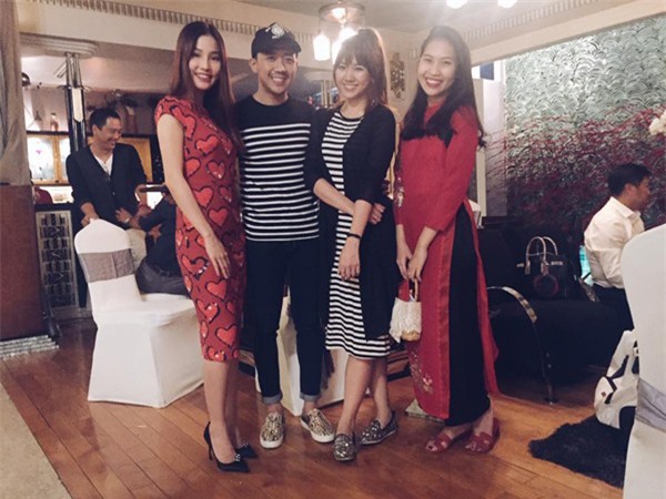 Trấn Thành - Hari Won diện đồ đôi chúc Tết cùng bạn bè