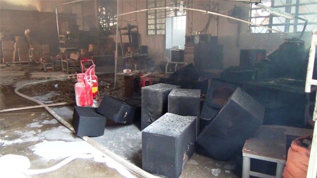 Bà Hỏa "xông đất" mồng 3 Tết, xưởng sản xuất loa bị thiêu rụi