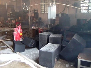 Bà Hỏa "xông đất" mồng 3 Tết, xưởng sản xuất loa bị thiêu rụi
