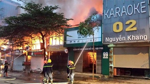 Bơm nước sông Tô Lịch để dập đám cháy phát ra từ cửa hàng thịt chó