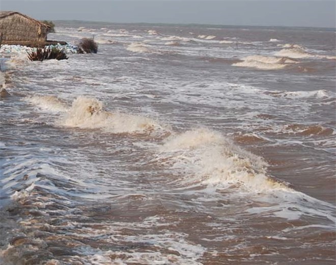 Đi tắm biển, 2 bé trai bị sóng cuốn trôi