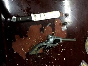 Nam thanh niên mang súng đi chúc Tết