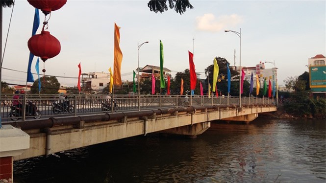 Thua bạc, cặp tình nhân nhảy cầu tự vẫn?