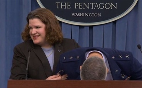 Tướng không quân Mỹ bất ngờ đột quỵ giữa buổi họp báo