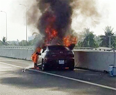  "Xế hộp" bốc cháy giữa cao tốc, chủ xe vội vàng thoát thân