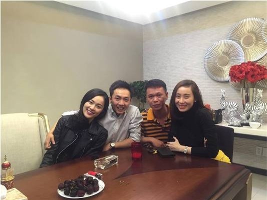 Cường Đôla và người tình Hạ Vi 'dính chặt' nhau trong năm mới