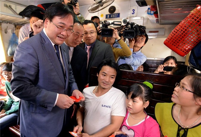 Tân Bí thư Hoàng Trung Hải kiểm tra nhà ga, bến xe, lì xì cho hành khách 