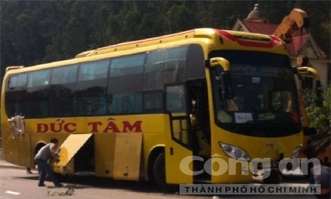 Xe khách cưỡi dải phân làn, hơn 50 người thoát chết trong gang tấc