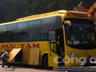 Xe khách cưỡi dải phân làn, hơn 50 người thoát chết trong gang tấc