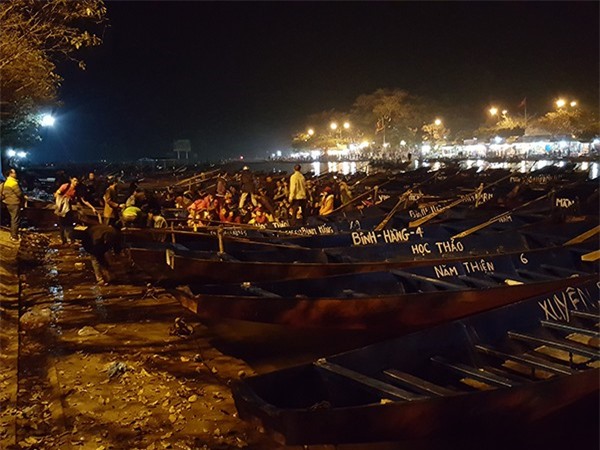 Dòng người xuyên đêm khai hội chùa Hương 2016