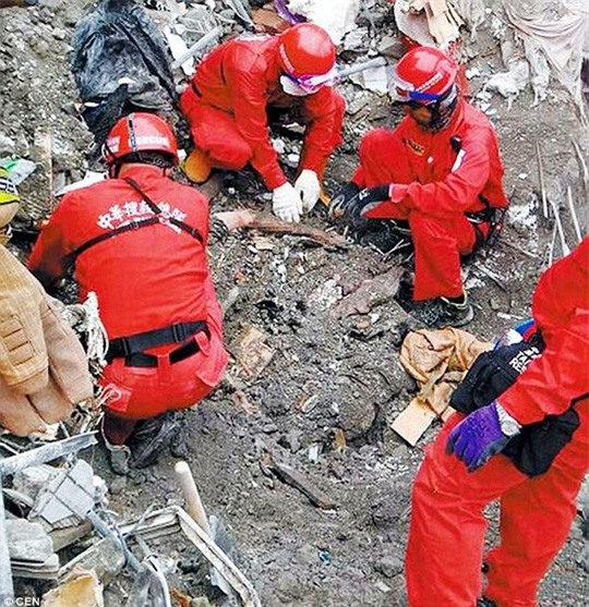 Xúc động hình ảnh thi thể nam nữ ôm nhau trước ngày lễ tình nhân