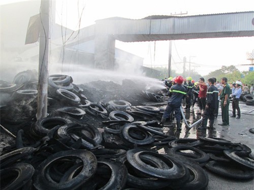 Kho phế liệu cháy dữ dội, cách xa 5km vẫn thấy cột khói