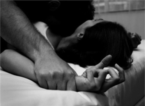 Rủ bạn gái mới quen trên mạng đi nhà nghỉ rồi hãm hiếp