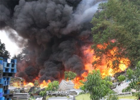Bình Dương: Lửa cháy ngùn ngụt bao trùm kho chứa phế liệu rộng 3.000m2