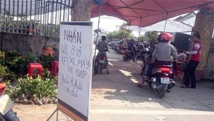 Hốt hoảng giá gửi xe chợ Viềng 350 nghìn đồng/lượt