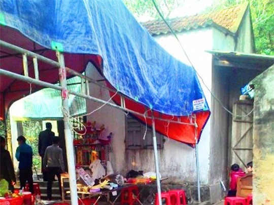 Vợ đau đớn chứng kiến cảnh anh ruột bổ cào sắt khiến chồng tử vong