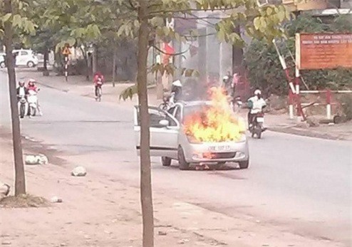Bàng hoàng ô tô bốc cháy dữ dội khi đang lưu thông