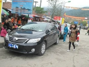 Hà Nội cấm dùng xe công đi lễ, TP. HCM chấm dứt chúc tụng