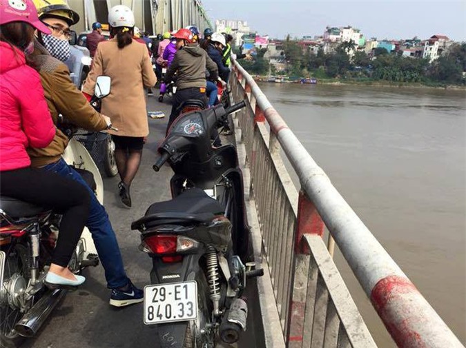 Khẩn trương tìm kiếm thanh niên nhảy cầu Chương Dương tự tử