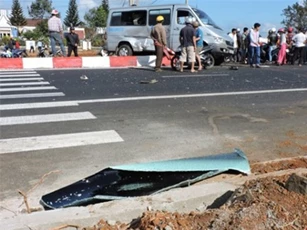 Tai nạn kinh hoàng, xe khách "bay" lên dải phân cách