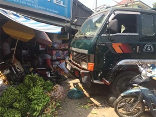 Bàng hoàng xe ben "nghiền nát" nhiều xe máy, 2 người chết