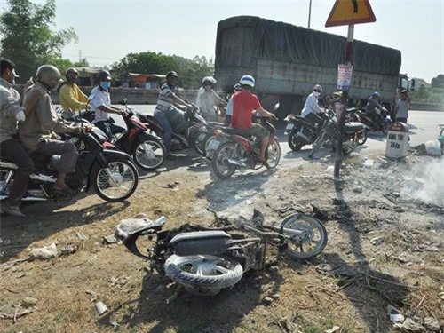 Đôi vợ chồng bất lực nhìn xe tay ga bốc cháy giữa đường