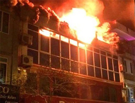 Hà Nội: Cháy lớn tại quán cafe, nhiều người hoảng loạn