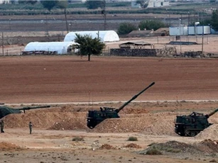 Thổ Nhĩ Kỳ chĩa hàng loạt pháo hạng nặng vào binh lính Syria