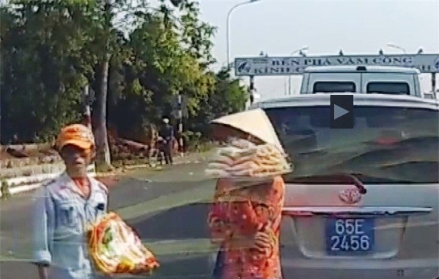 Truy bắt nhóm người 'cả gan' cạy cửa ôtô biển xanh trộm túi xách