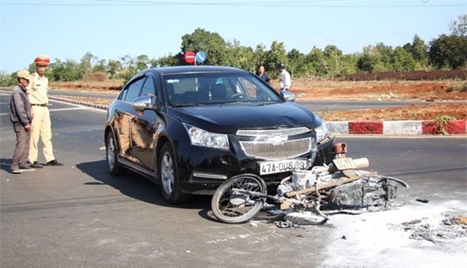 Xe máy bốc cháy dữ dội sau khi va chạm với ôtô