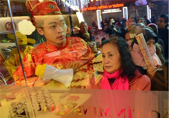 Người Hà Nội xếp hàng từ 5h sáng mua vàng ngày Vía Thần tài