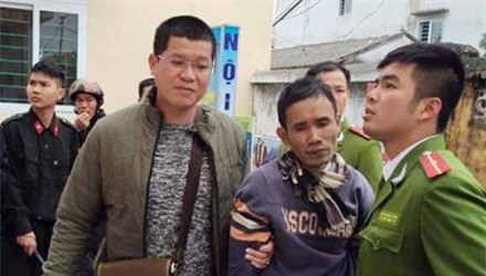 Bàng hoàng bé trai bị kẻ ngáo đá khống chế, dọa đâm chết