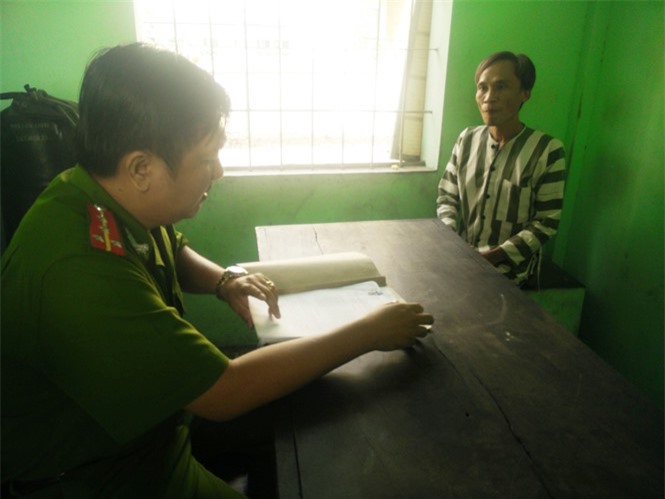 Bắt nghịch tử hành hung mẹ nuôi đến bất tỉnh