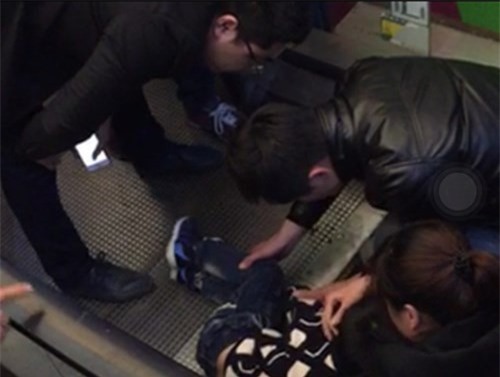 Bé trai 3 tuổi bị thang cuốn nghiền nát bàn tay