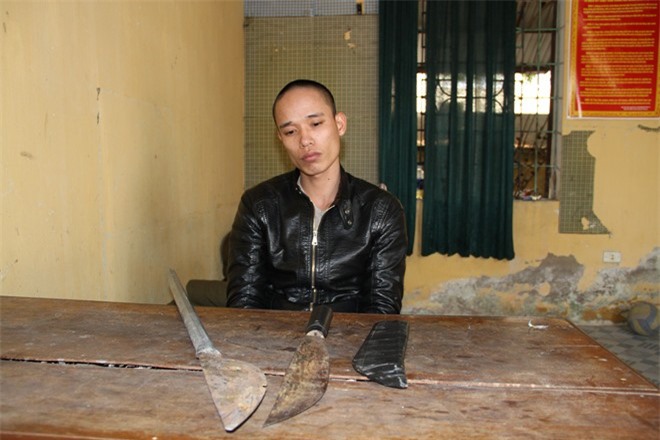 Bố “ngáo đá” cầm 2 con dao nhọn dọa giết hai con