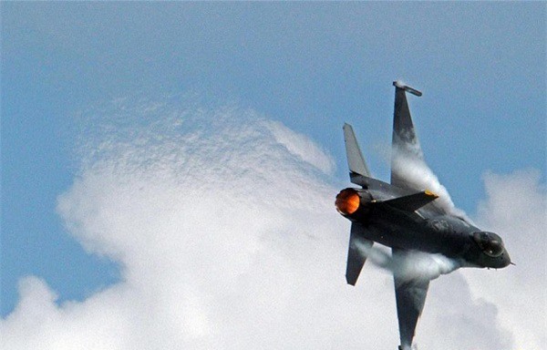 Cận cảnh các chiến đấu cơ tối tân phô diễn sức mạnh trên bầu trời
