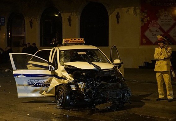 Hà Nội: Xế hộp tông trực diện, kéo lê taxi 20m trong đêm