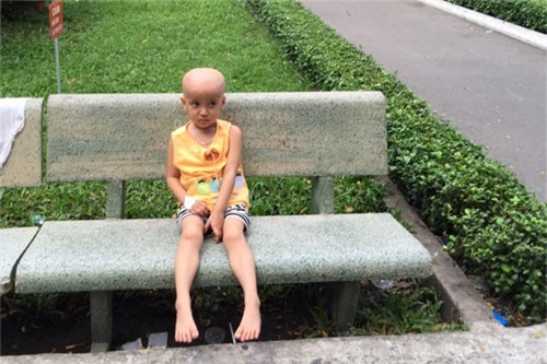 Không có tiền chữa bệnh thì tội nghiệp cháu lắm!