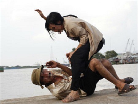 Vợ cùng con gái đánh chồng tử vong vì… nghiện rượu?