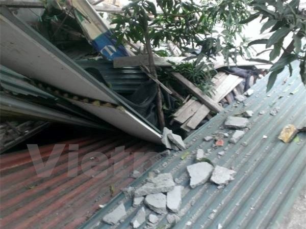 Bê tông từ tòa nhà BIDV bất ngờ rơi, người dân hú vía